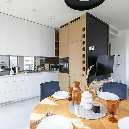 Superapart Okrzei 2, Urban Oasis With Views 바르샤바